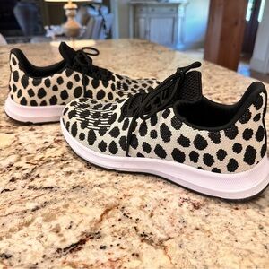 Women’s cheetah print athletic Shoes running size 9 Sneaker Comfort Memory Foam